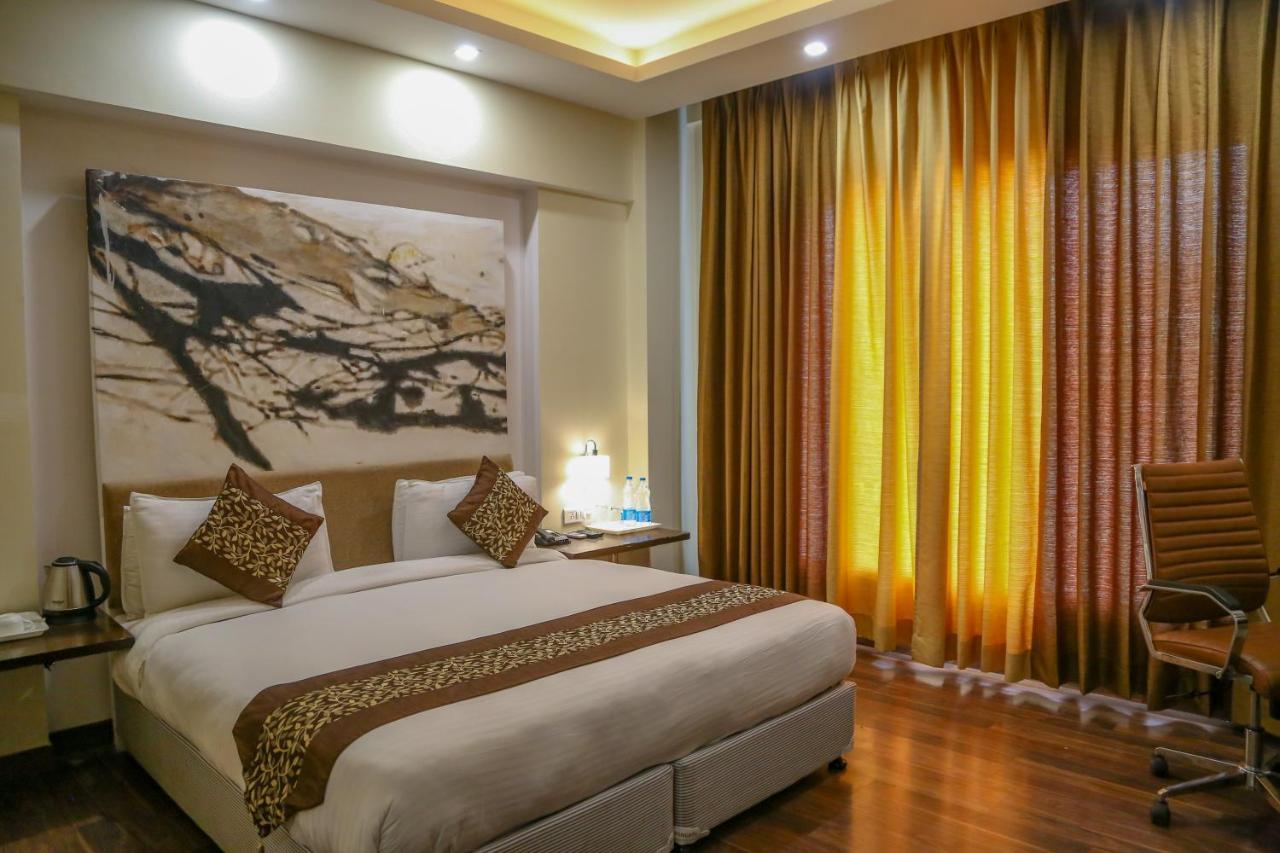 Four Leaf Hotel,Budaun Kültér fotó