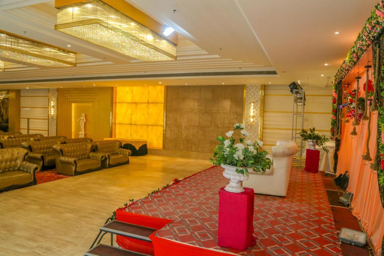 Four Leaf Hotel,Budaun Kültér fotó